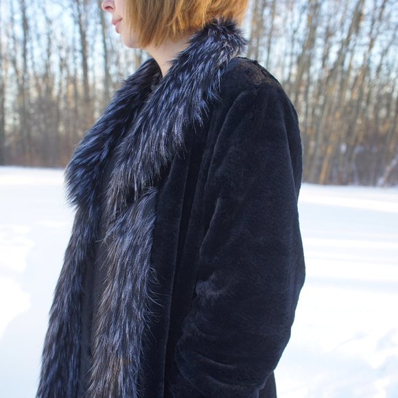 BNWT Women's Regal Faux Fur Cape in Black size L/G - Picture 2 of 7